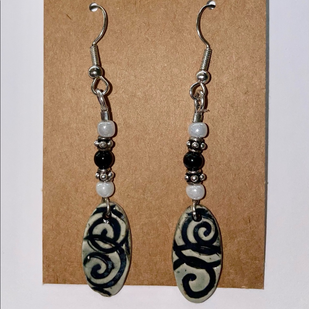 Earrings - Lightweight hanging - Picture 2 of 2